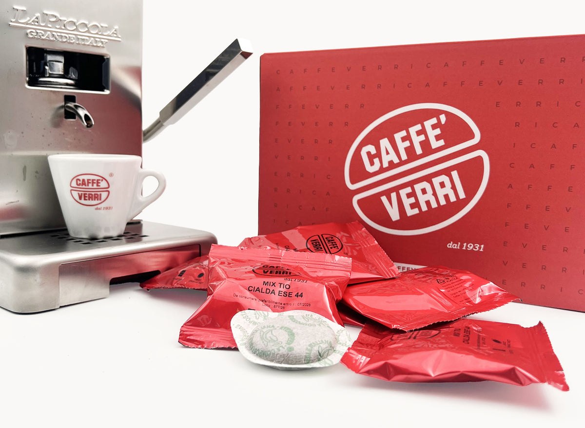 Macchina a cialde ESE con tazzina Caffè Verri, scatola e bustine di cialde Tiomoka